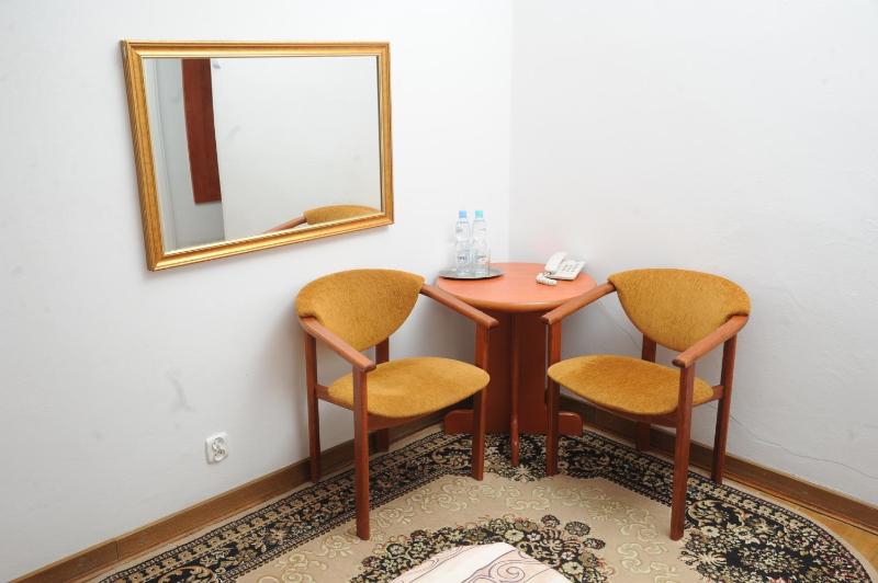 Economy Twin Room image 4