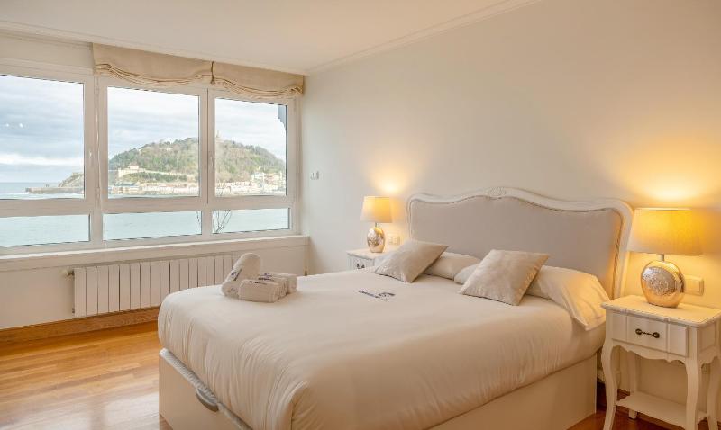 Apartment with Sea View image 2
