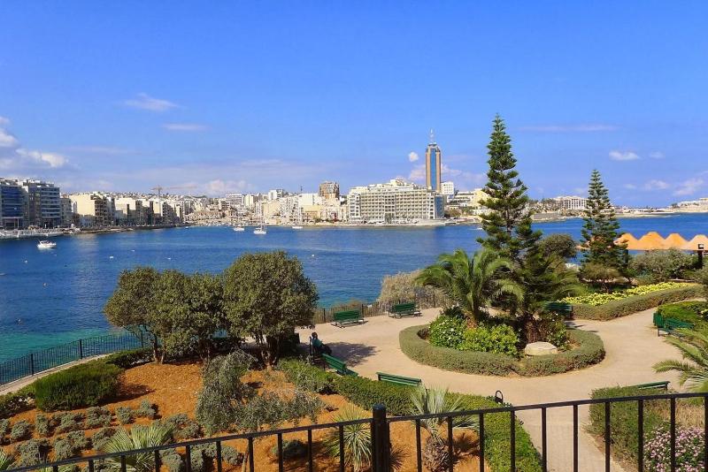 Stylish 2BR Apart Steps Away from the Beach - image 7