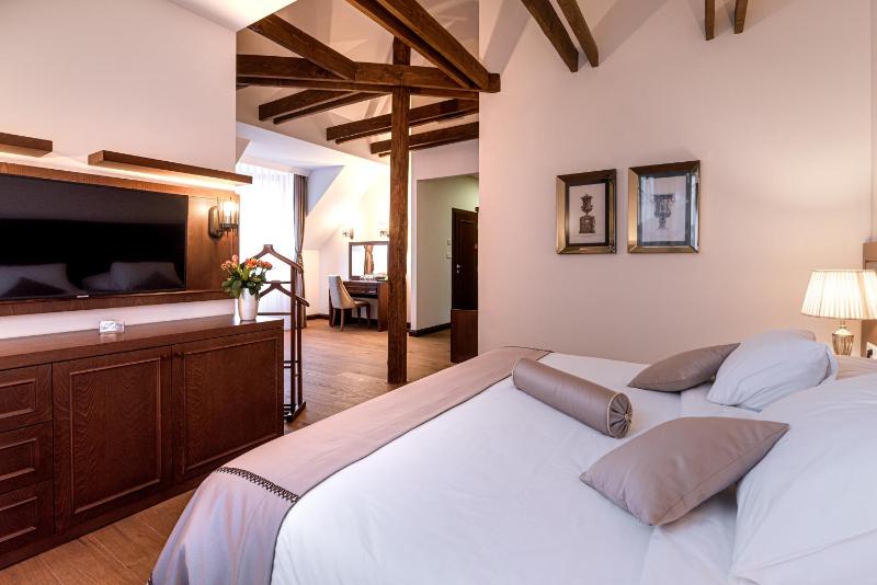 Luxury Triple Room image 3