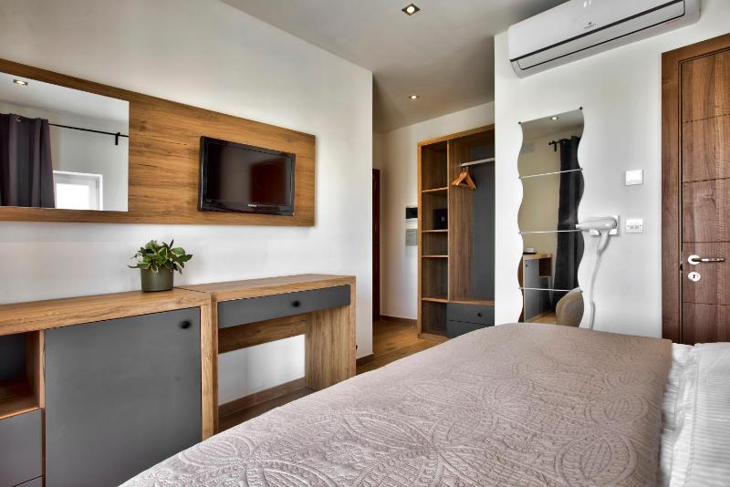 Deluxe Double Room with Balcony image 4