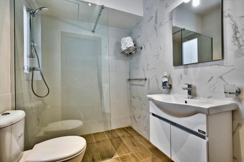 Deluxe Double Room with Balcony image 2