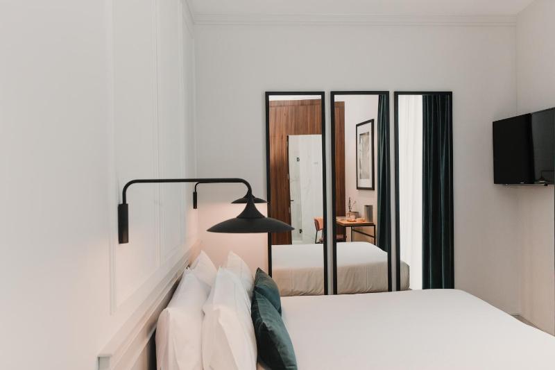 Superior Queen Room image 4