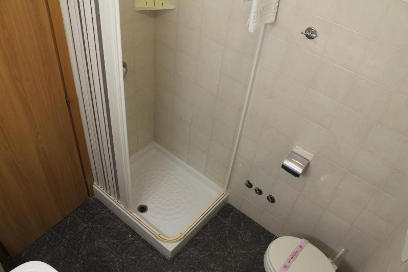 Double Room image 3
