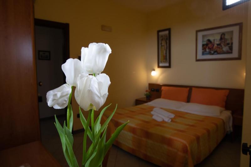 Double Room image 3