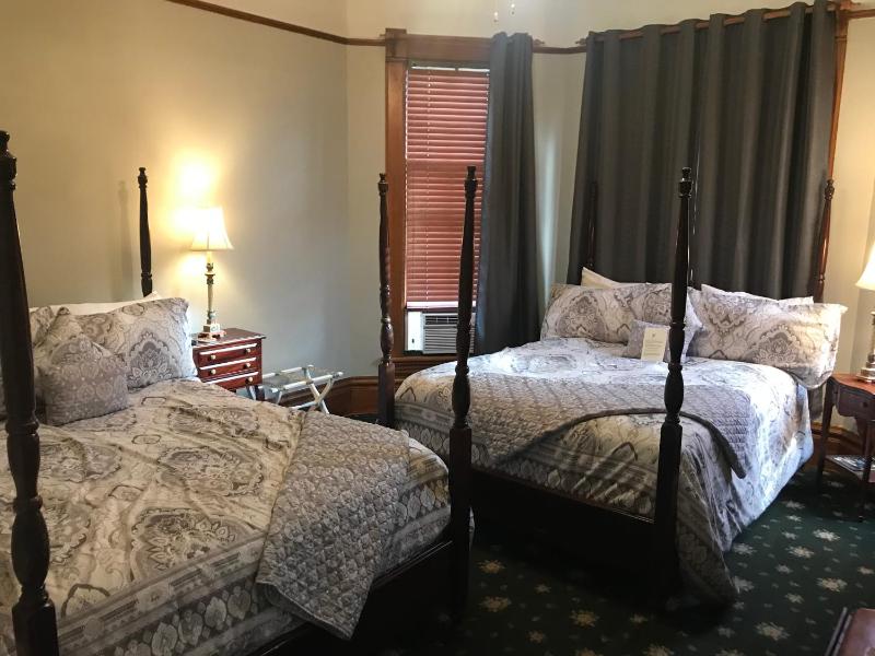 Queen Room with Two Queen Beds image 2