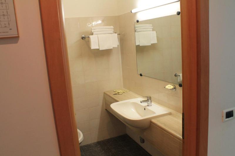 Twin Room image 3