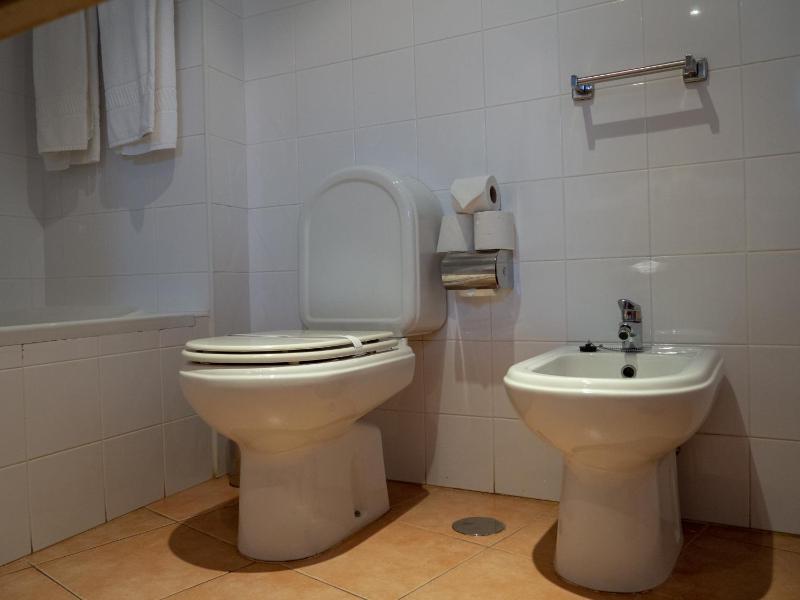 Superior Twin Room with Balcony and Pool View image 3