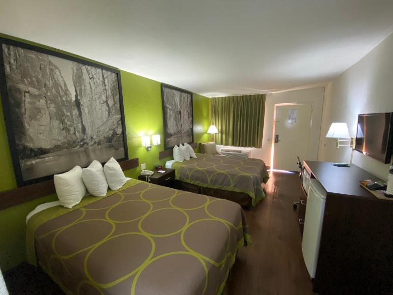Double Room with Two Double Beds - Smoking image 4