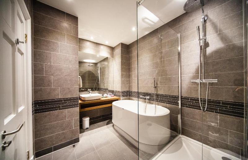 One-Bedroom Queen Suite with Lounge Access image 3
