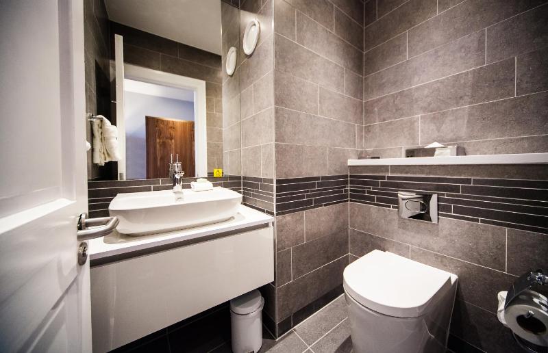 One-Bedroom Queen Suite with Lounge Access image 2