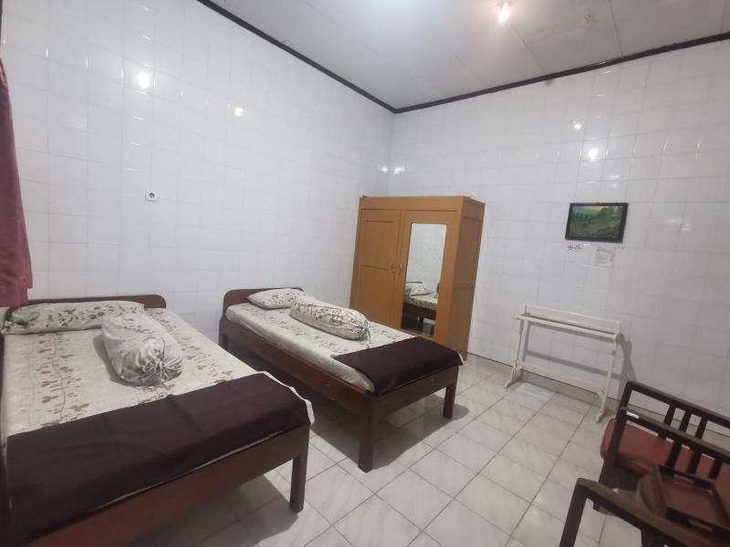 Standard Twin Room image 1