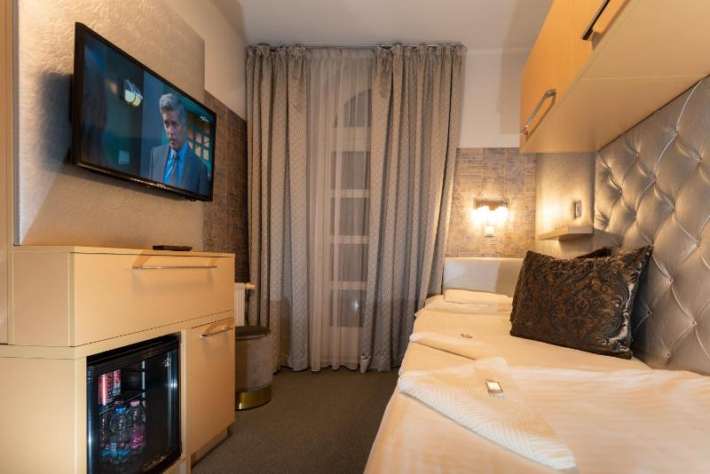 Twin Room image 3