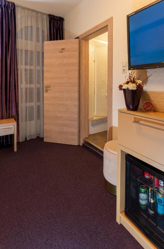 Twin Room image 2