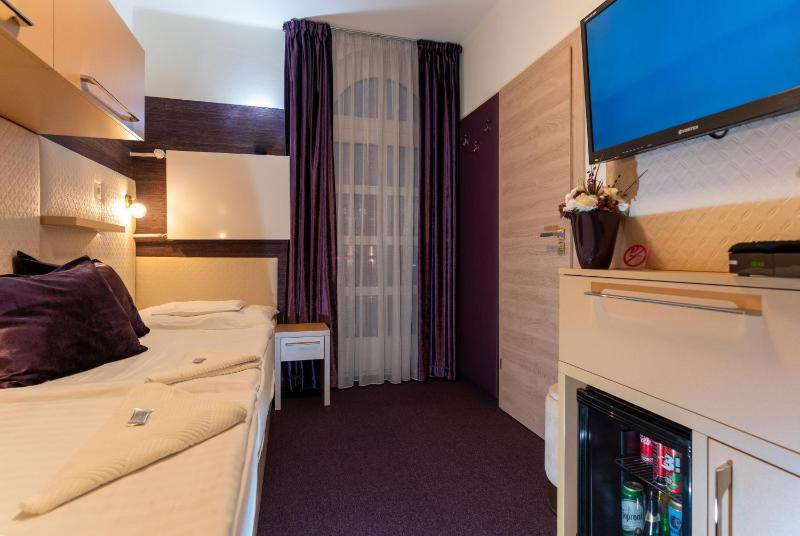 Twin Room image 4