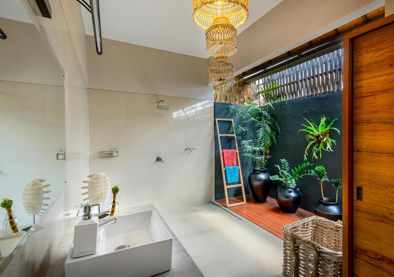 Villa Bloom 4 - 2 King bedrooms  Sleep 4 Pax private pool Seminyak - image 12