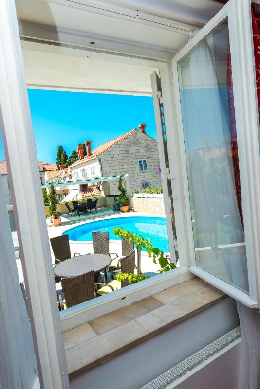 Five Bedroom Villa with Private Pool image 1