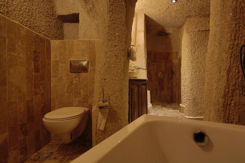 Deluxe Cave Family Suite image 3
