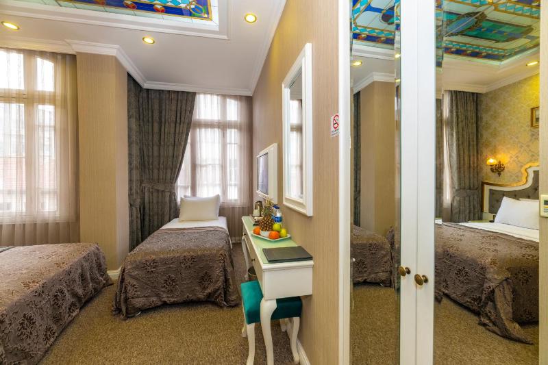 Superior Triple Room image 4