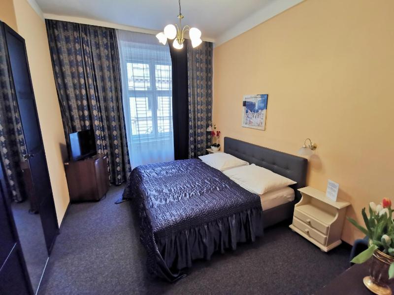 Classic Double Room image 3