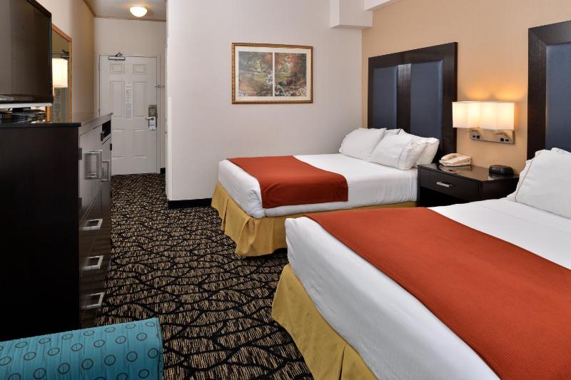 Standard Room with Two Queen Beds image 2