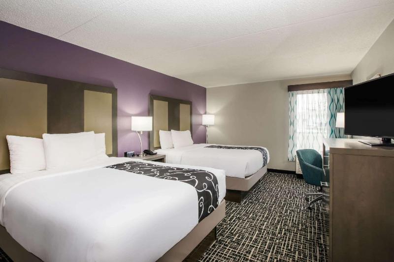 Deluxe Queen Room with Two Queen Beds image 4