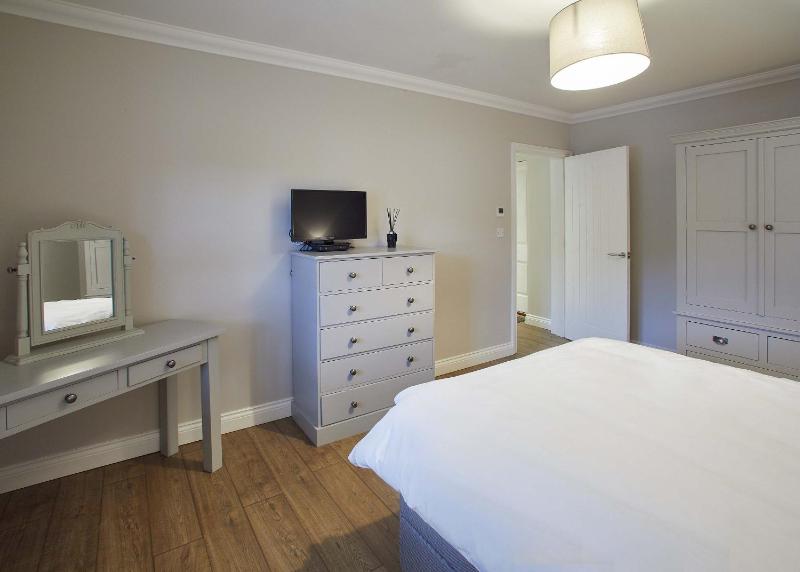 Two-Bedroom House image 4