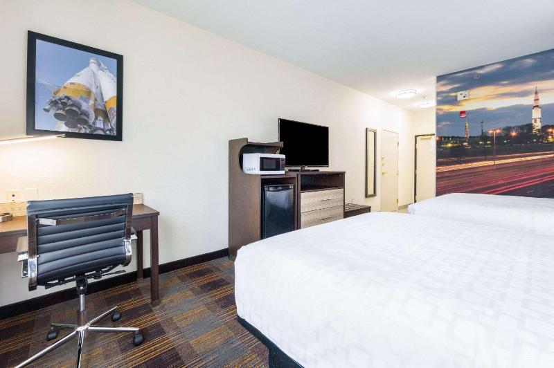 Queen Room with Two Queen Beds - Non-Smoking image 4