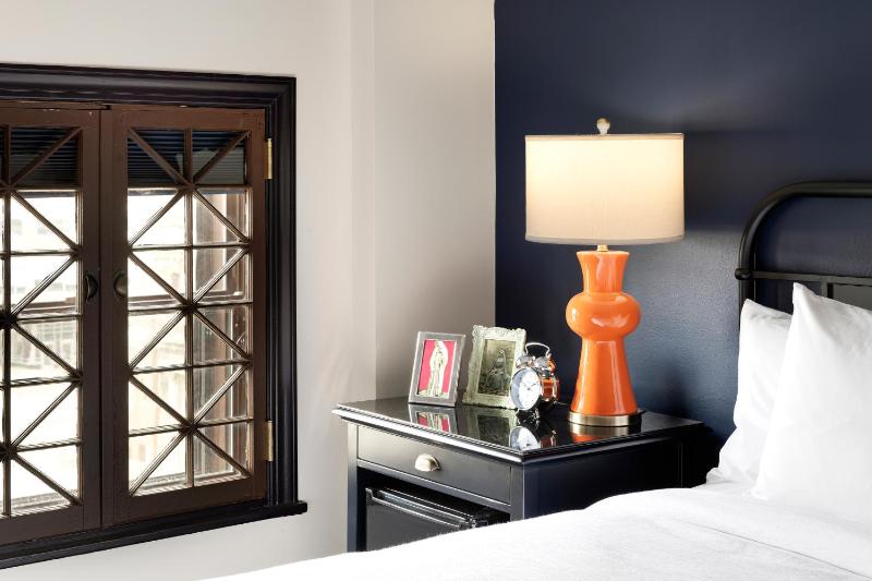Standard King Room image 2