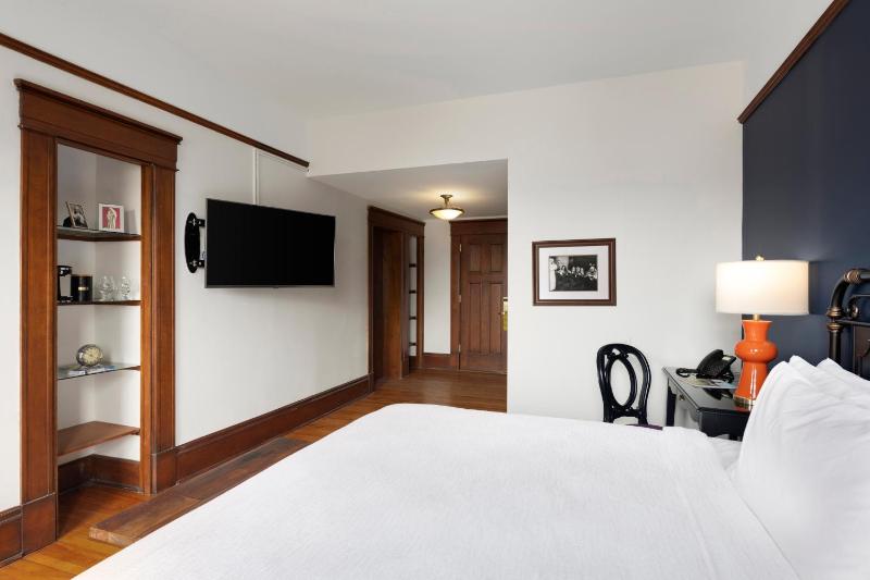 Superior King Room image 4