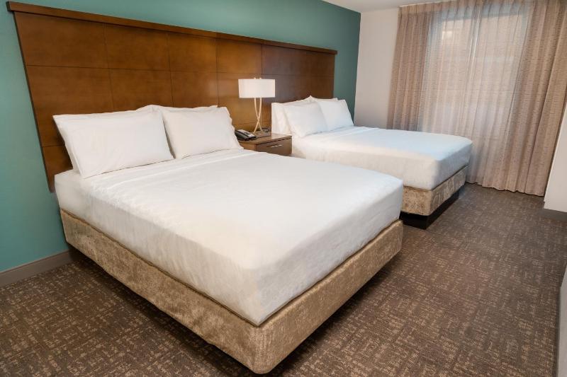 Two-Bedroom Suite with One King and Two Queen Beds image 3