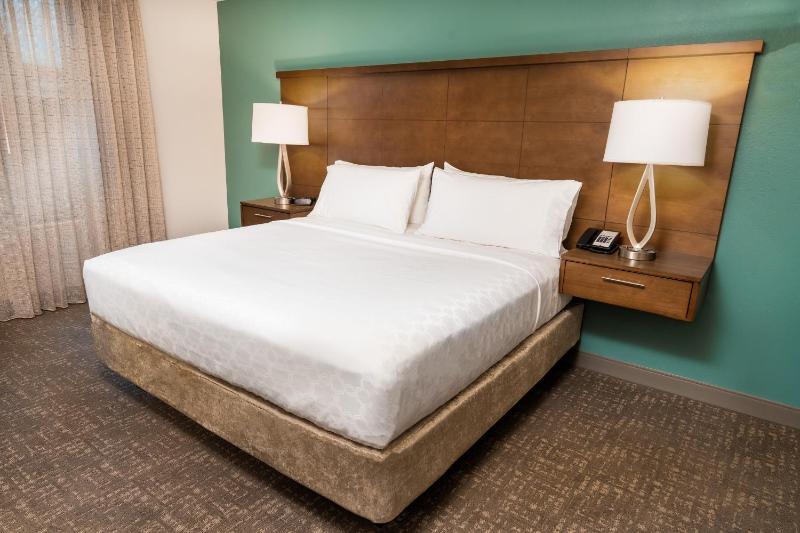 Two-Bedroom Suite with One King and Two Queen Beds image 4