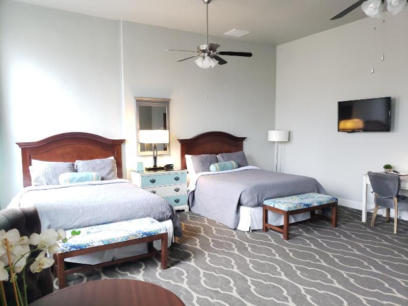 Deluxe Queen Room with Two Queen Beds image 2