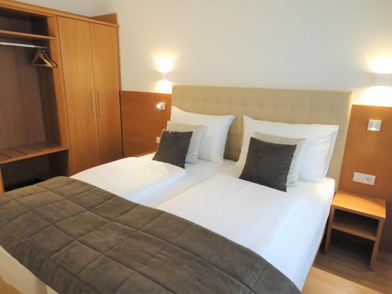 Double Room image 3
