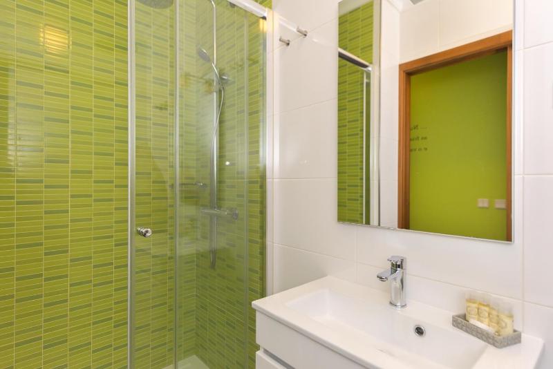 Twin Room image 4