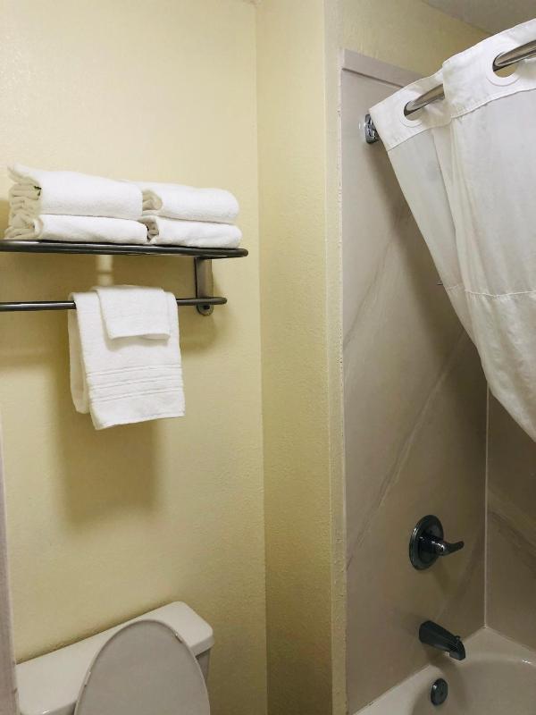 Queen Room with Two Queen Beds - Non-Smoking image 4