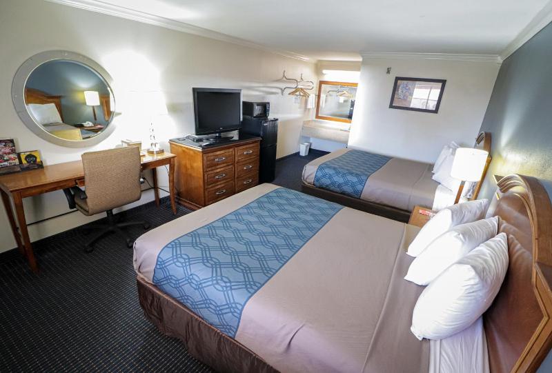 Queen Room with Two Queen Beds - Non-Smoking image 4