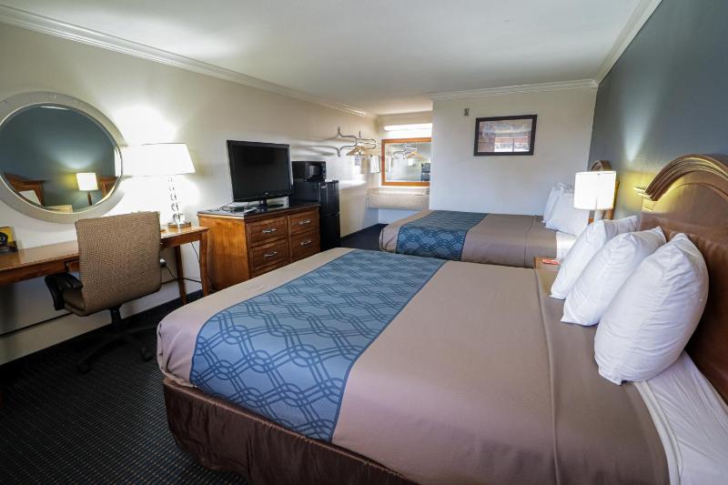 Queen Room with Two Queen Beds - Non-Smoking image 3