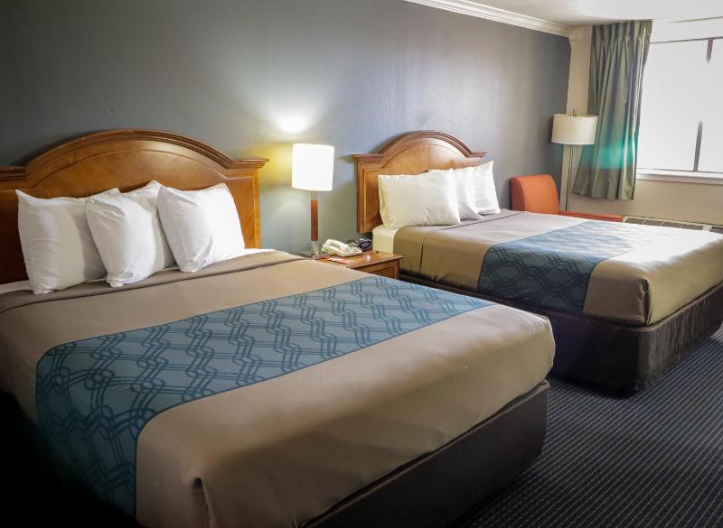Queen Room with Two Queen Beds - Non-Smoking image 2
