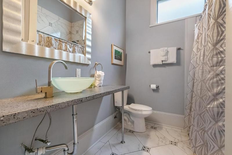 One-Bedroom Apartment image 2