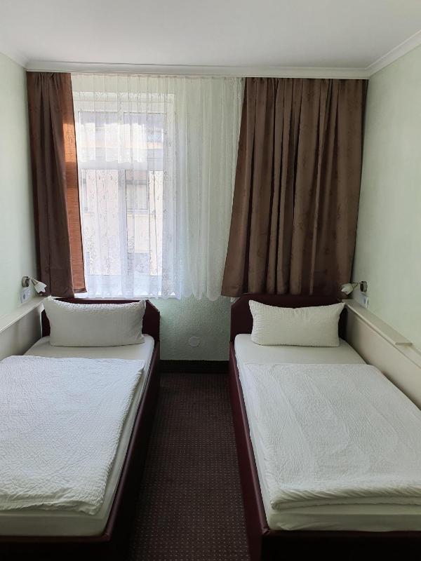 Standard Twin Room with Shared Bathroom image 2