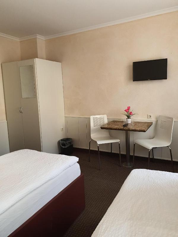 Standard Twin Room with Shared Bathroom image 4