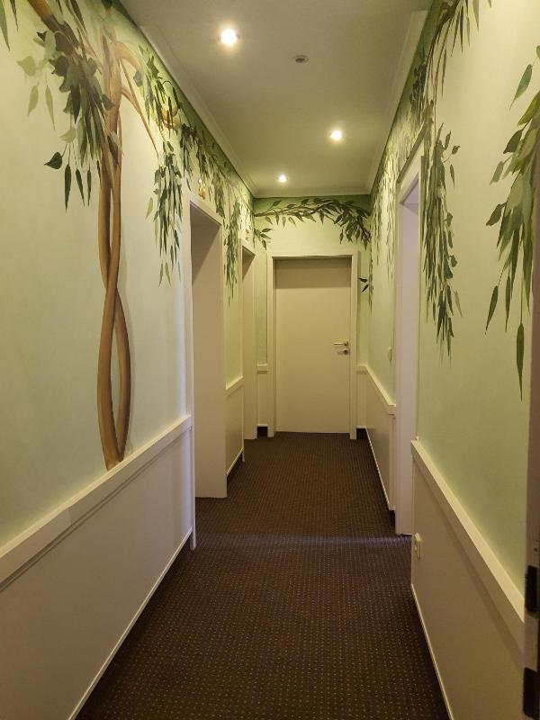 Standard Twin Room with Shared Bathroom image 3