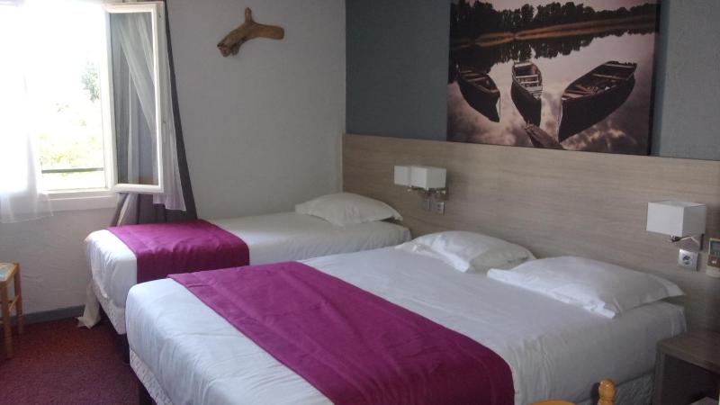 Triple Room (1 Double Bed + 1 Single Bed) image 4