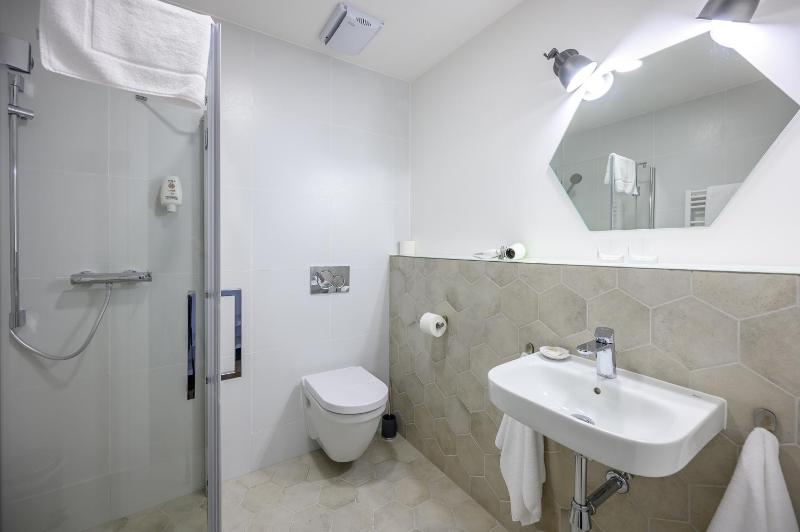 Twin Room image 4