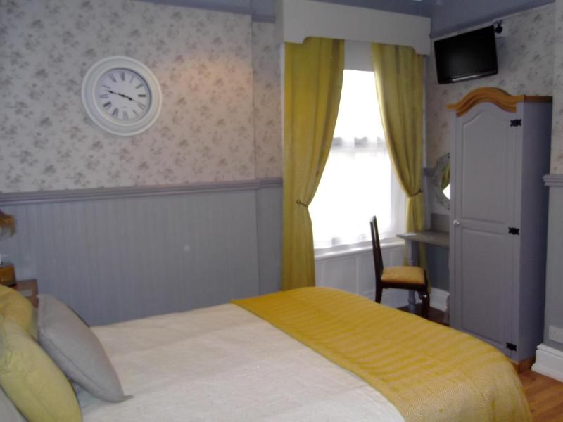 J's Mayfair Guest House - image 2