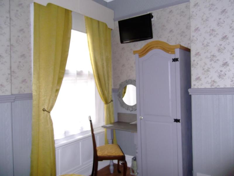 Family Room with Twin Beds (2 adults + 2 children) - Connecting image 3