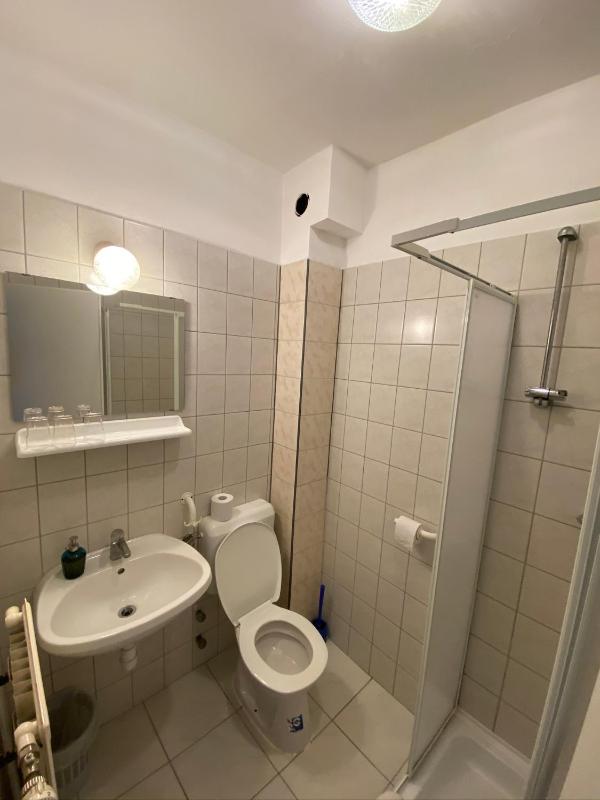 Twin Room image 2