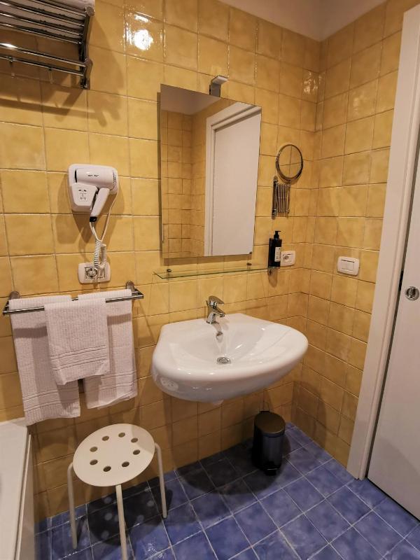 Double Room with Spa Bath image 4