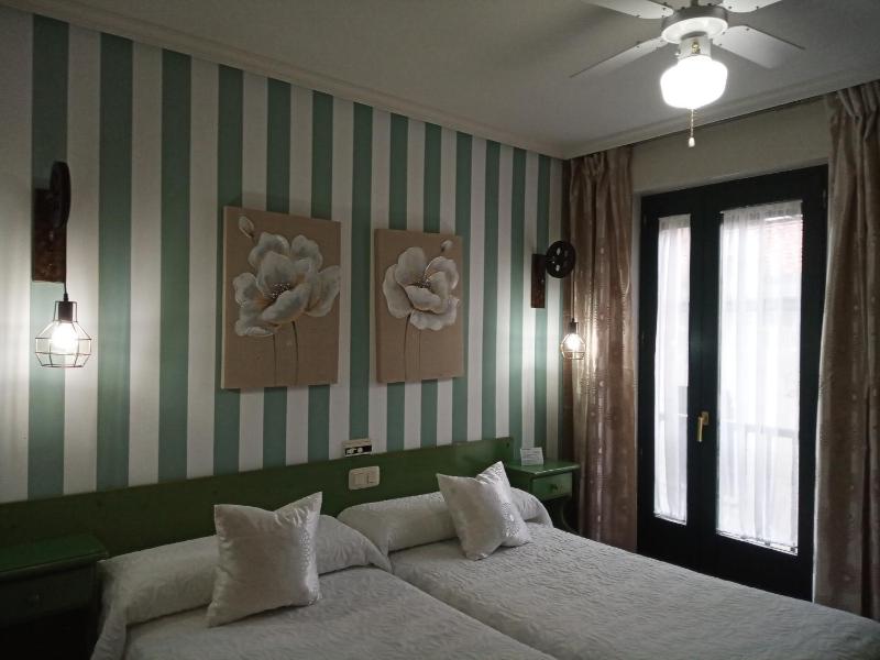 Double or Twin Room image 3